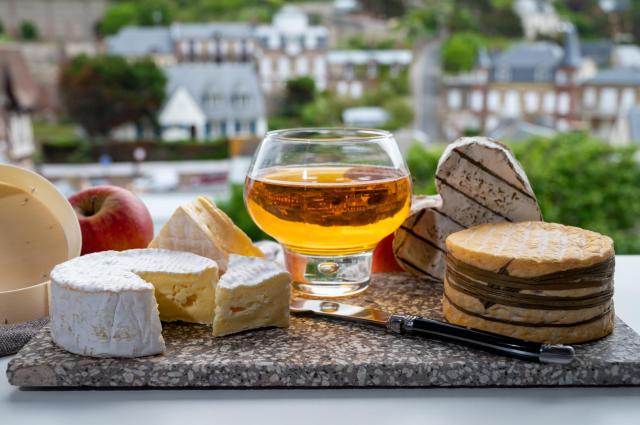 Calvados a camembert - zásadní body gastronomie v Normandii