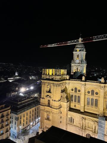 Pohled na Katedrálu z rooftop baru hotelu Rooftop AC Hotel