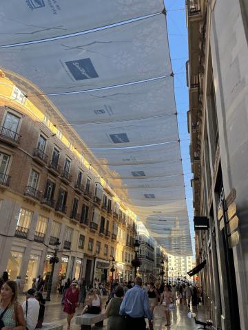 Takhle vypadá Calle Larios v létě - zakrytá plachtami proti hor
