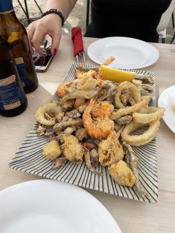 Fritura malagueña - mix různorodých smažených mořských plodů
