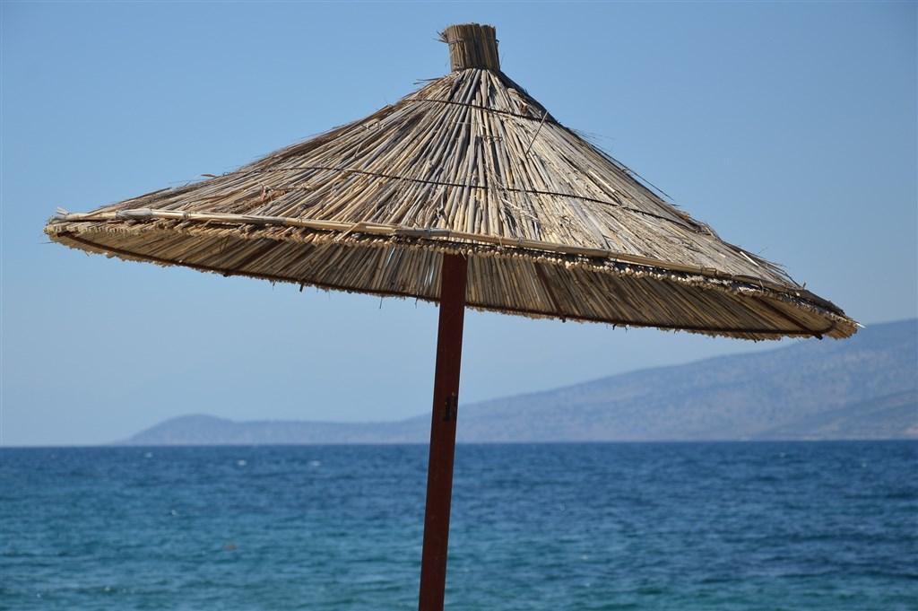 umbrella-g6f8df0238_1920.jpg