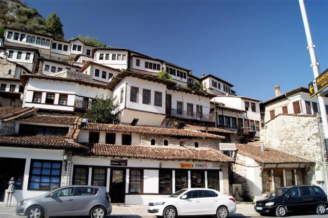 white-balkan-houses-gfb0522eaa_1920.jpg