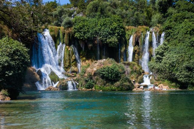 waterfall-2304174.jpg