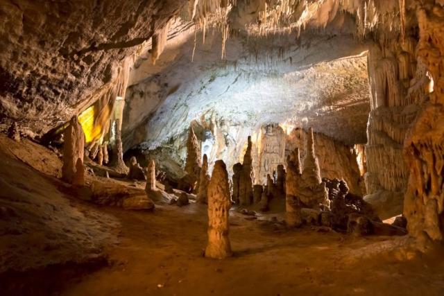 Postojna cave204326d052_62109270.jpg