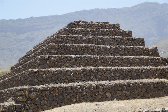 pyramid-g001112ea5_1920.jpg