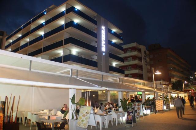 Hotel Riviera - noční pohled na budovu