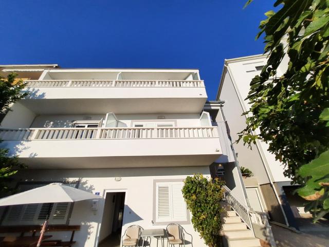 Villa Manda - vstup do budovy