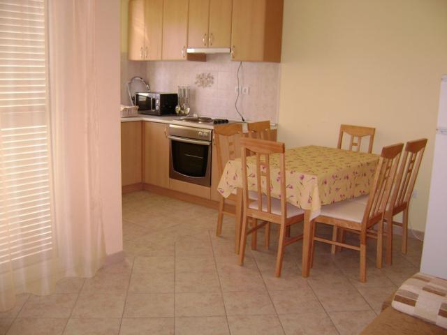 Apartmány Adria - kuchyňský kout s posezením