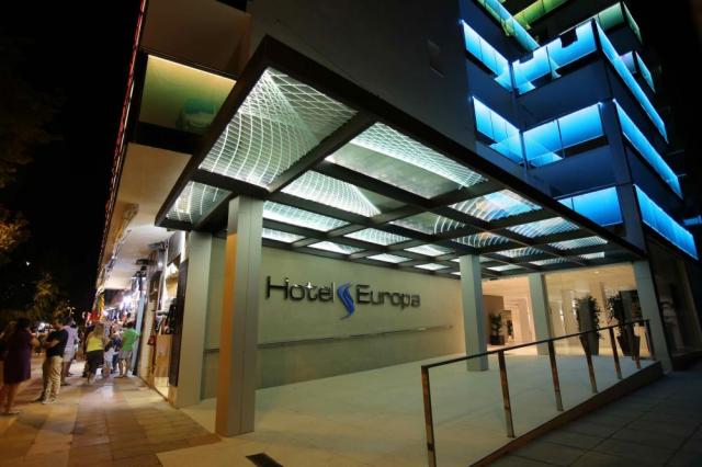 Hotel Europa Splash - noční pohled na budovu