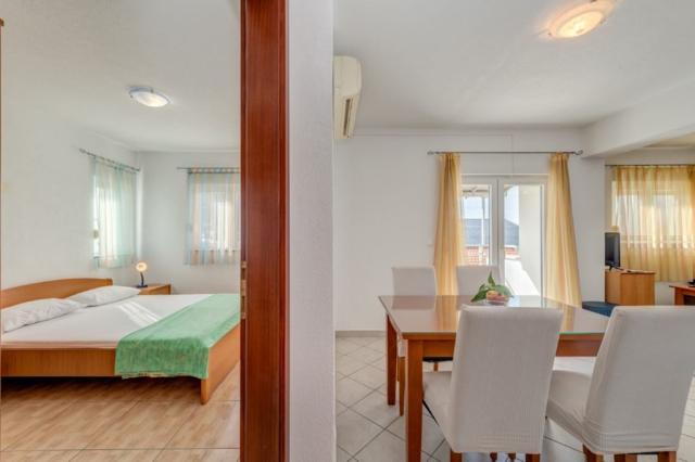 Apartmány Nikolina - obývací pokoj a ložnice