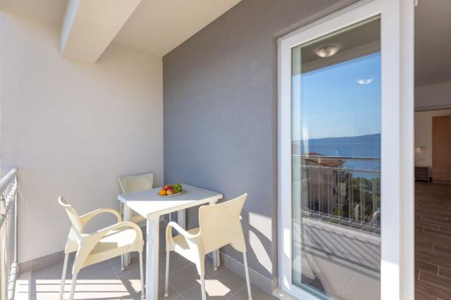 Apartmány Lana - posezení na balkoně
