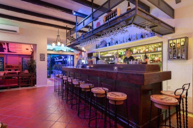 ANISSA BEACH AND VILLAGE - Bary - WINE BAR