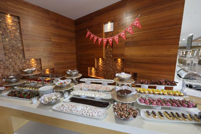 RAMADA HOTEL & SUITES BY WYNDHAM KUSADASI - Restaurace - Main R