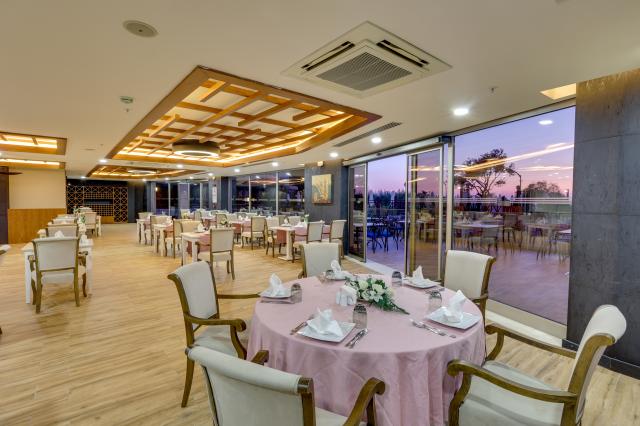 RAMADA HOTEL & SUITES BY WYNDHAM KUSADASI - Restaurace - ALACAR
