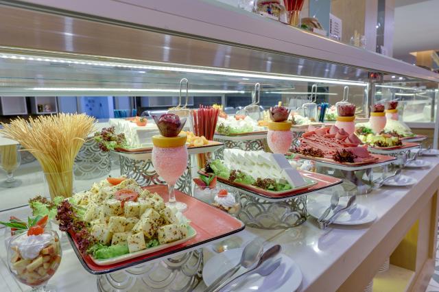 RAMADA HOTEL & SUITES BY WYNDHAM KUSADASI - Restaurace - Main R