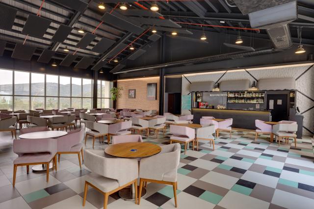 RAMADA HOTEL & SUITES BY WYNDHAM KUSADASI - Bary - LOBBY BAR