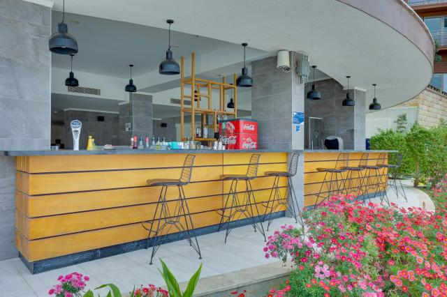 RAMADA HOTEL & SUITES BY WYNDHAM KUSADASI - Bary - SNACK BAR