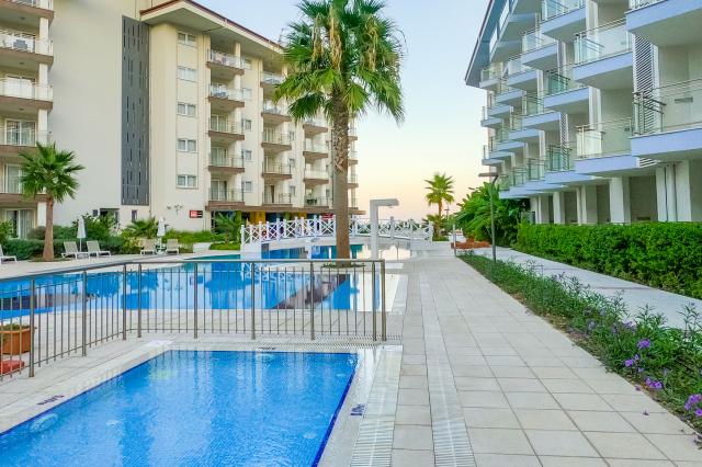 RAMADA HOTEL & SUITES BY WYNDHAM KUSADASI - Bazény - Venkovní d