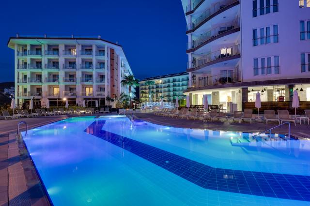 RAMADA HOTEL & SUITES BY WYNDHAM KUSADASI - Bazény - Venkovní b