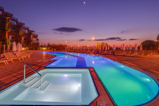 RAMADA HOTEL & SUITES BY WYNDHAM KUSADASI - Bazény - Venkovní b