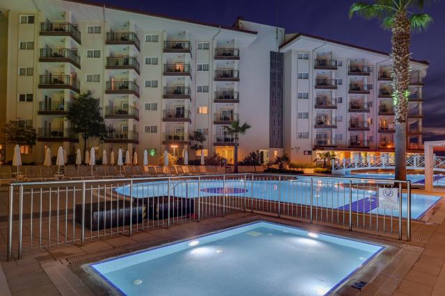 RAMADA HOTEL & SUITES BY WYNDHAM KUSADASI - Bazény - Venkovní b