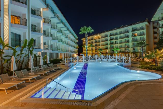 RAMADA HOTEL & SUITES BY WYNDHAM KUSADASI - Bazény - Venkovní b