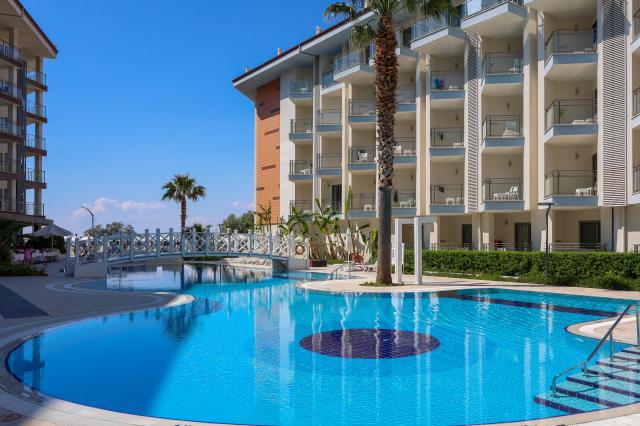 RAMADA HOTEL & SUITES BY WYNDHAM KUSADASI - Bazény - Venkovní b