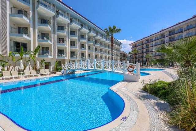 RAMADA HOTEL & SUITES BY WYNDHAM KUSADASI - Bazény - Venkovní b