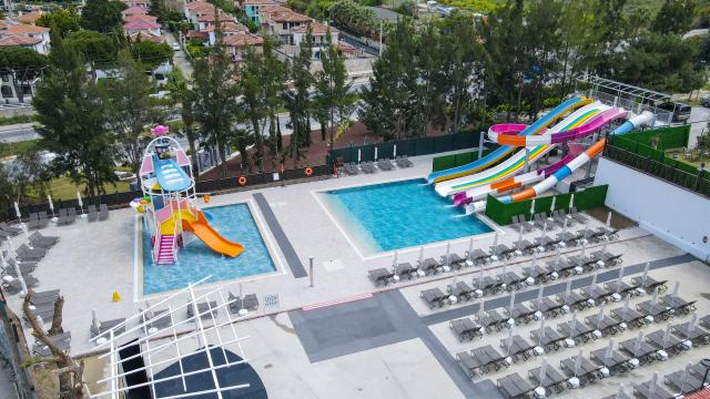 RAMADA HOTEL & SUITES BY WYNDHAM KUSADASI - Vodní park - Vodní 