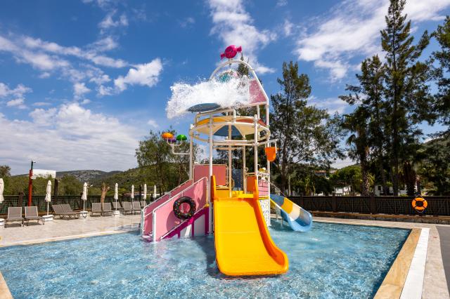 RAMADA HOTEL & SUITES BY WYNDHAM KUSADASI - Vodní park - Vodní 