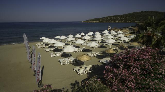 RAMADA HOTEL & SUITES BY WYNDHAM KUSADASI - Pláž - Pláž