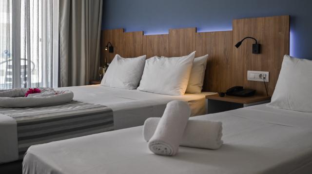 POLLIS HOTEL - Pokoje - Room Superior Triple