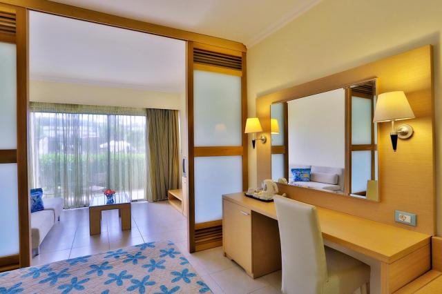 SOL BY MELIA COSMOPOLITAN RHODES - Pokoje - Family Room Sliding