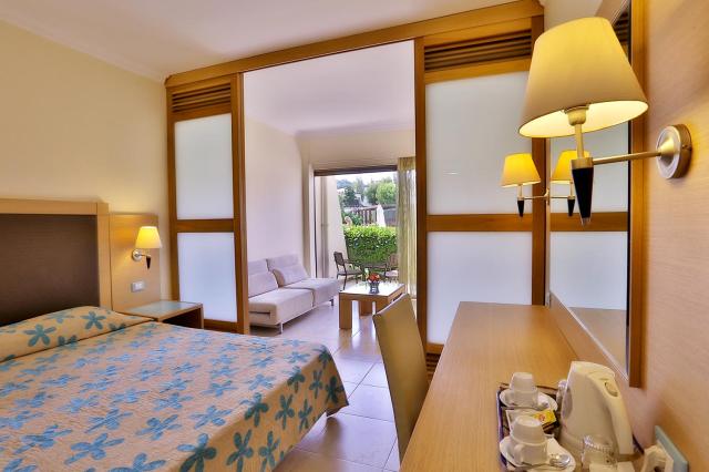 SOL BY MELIA COSMOPOLITAN RHODES - Pokoje - Family Room Sliding