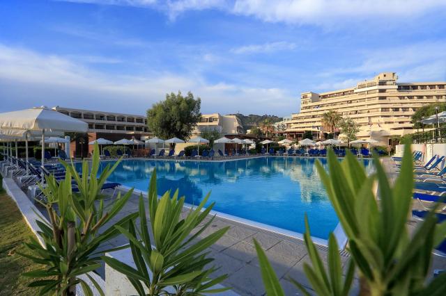 SOL BY MELIA COSMOPOLITAN RHODES - Bazény - Venkovní bazén