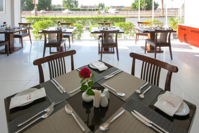 RAMADA BEACH HOTEL AJMAN - Restaurace - Restaurace