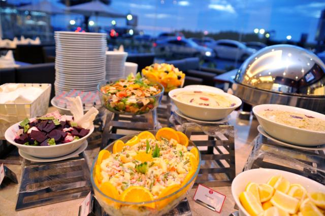 RAMADA BEACH HOTEL AJMAN - Restaurace - Kings Grill Restaurant 