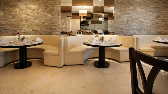 RAMADA HOTEL & SUITES AJMAN - Restaurace - Orchid Restaurant 