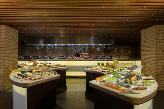 SHERATON SHARJAH BEACH RESORT & SPA - Restaurace - Gusti Main R