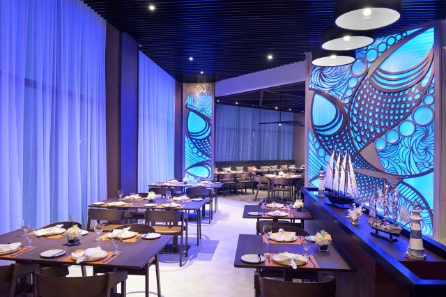 WYNDHAM GARDEN AJMAN CORNICHE - Restaurace - SEASCAPE RESTAURAN