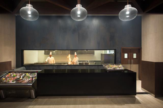 WYNDHAM GARDEN AJMAN CORNICHE - Restaurace - SEASCAPE RESTAURAN