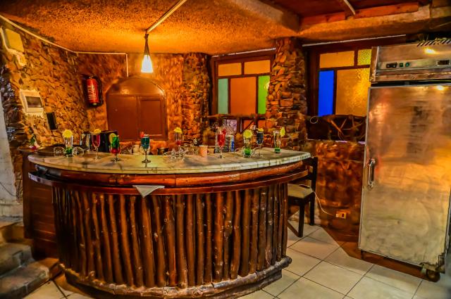 EAGLES DOWN TOWN ZAHABIA RESORT - Bary - Cave Cafe
