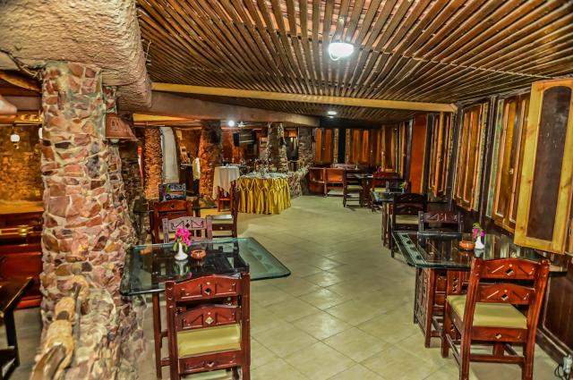 EAGLES DOWN TOWN ZAHABIA RESORT - Bary - Cave Cafe