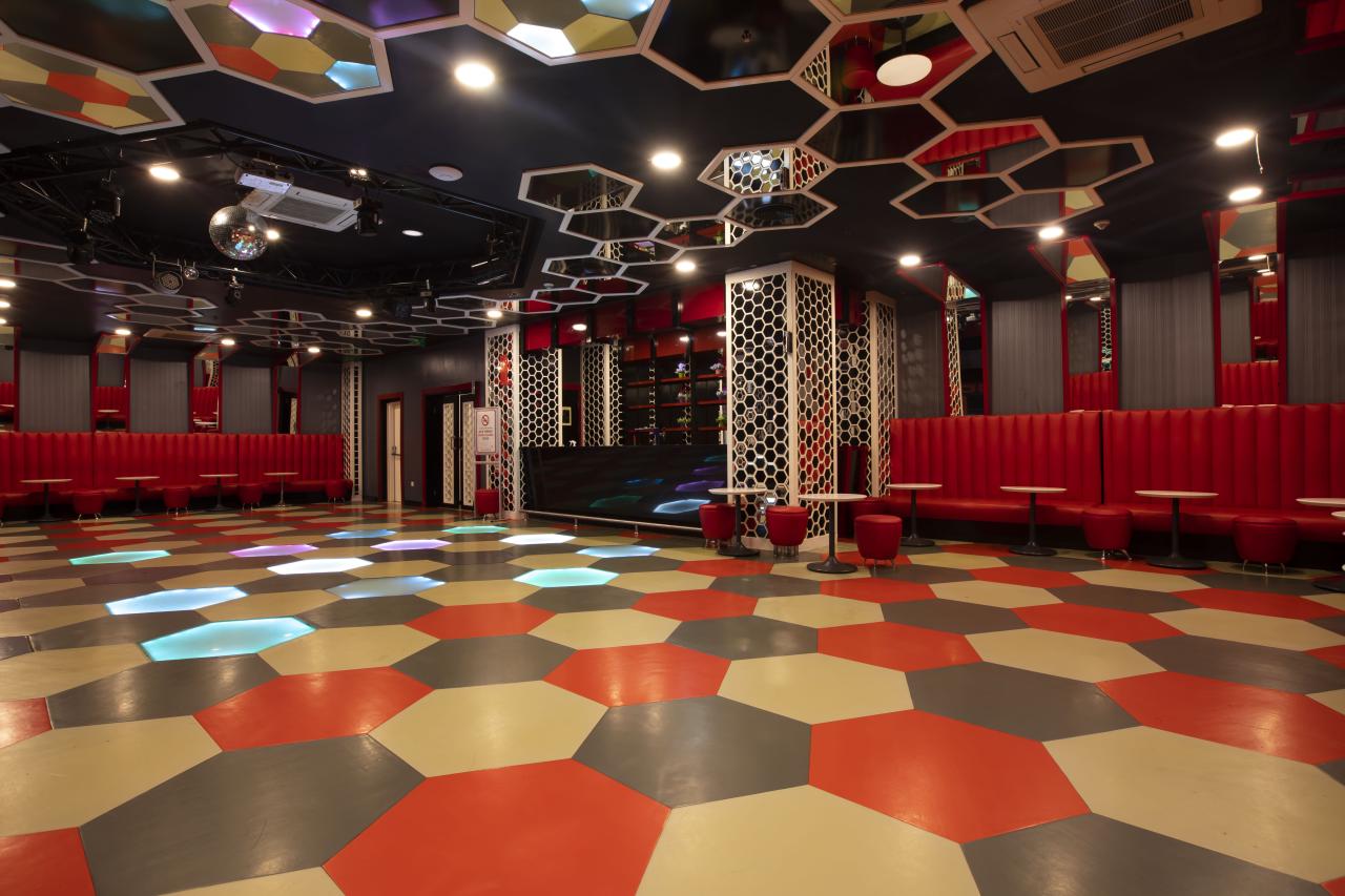 ORANGE COUNTY BELEK - Bary - THE COLORS NIGHT CLUB