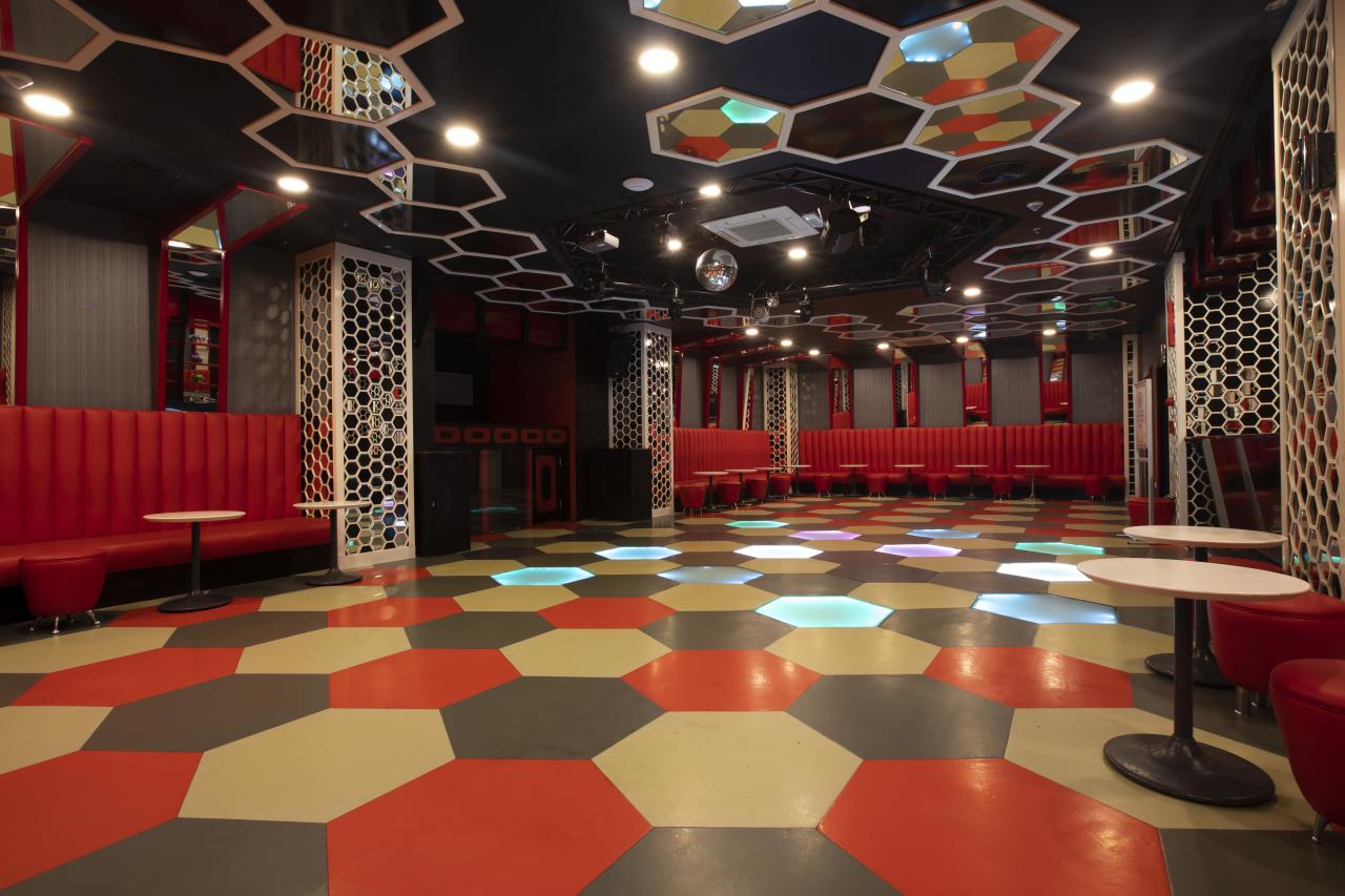 ORANGE COUNTY BELEK - Bary - THE COLORS NIGHT CLUB