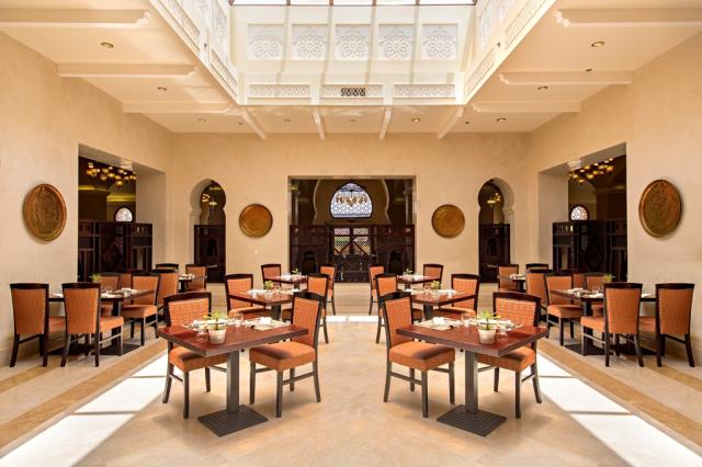 MIRAMAR AL AQAH BEACH RESORT - Restaurace - Al Majlis