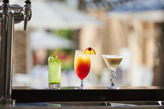 AL HAMRA VILLAGE HOTEL - Bary - LIQUID POOL BAR