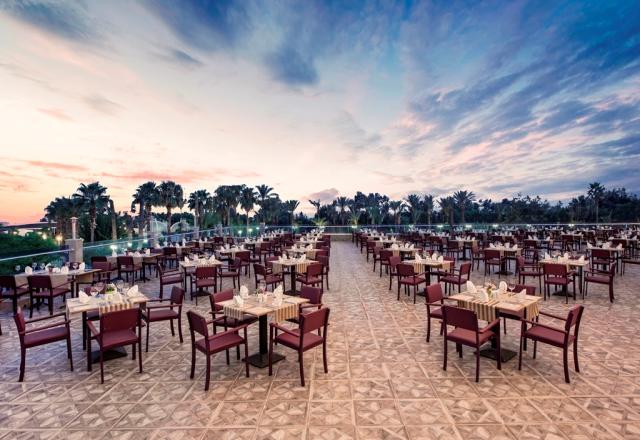 DELPHIN BE GRAND RESORT - Restaurace - MAIN RESTAURANT