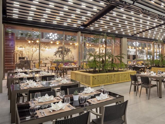 NIRVANA COSMOPOLITAN - Restaurace - COSMOS MAIN RESTAURANT