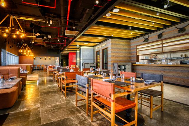 THE FIRST COLLECTION BUSINESS BAY - Restaurace - The blacksmith
